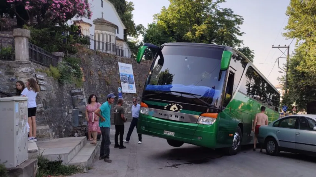 Πήλιο: Λεωφορείο του ΚΤΕΛ Μαγνησίας πήρε κλειστή στροφή και «σηκώθηκε στον αέρα» στη Ζαγορά (φώτο)