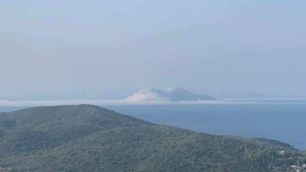 Ιθάκη: «Λευκό πέπλο» σκέπασε την Άτοκο στο Ιόνιο – Έμοιαζε σαν… χιονισμένη! (φώτο)