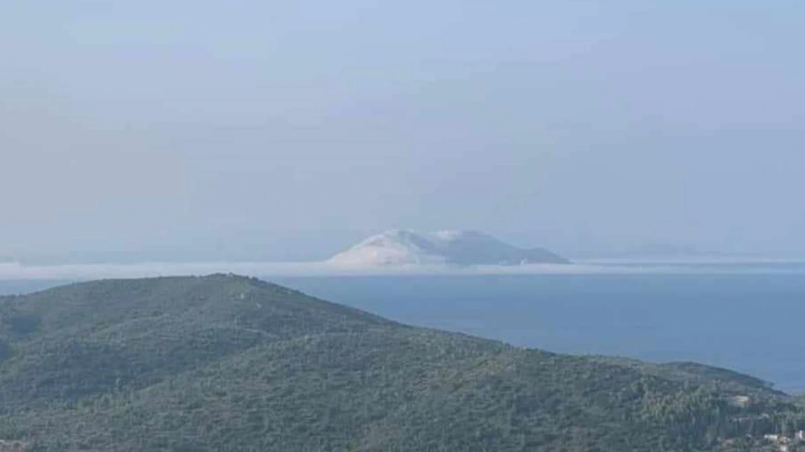 Ιθάκη: «Λευκό πέπλο» σκέπασε την Άτοκο στο Ιόνιο – Έμοιαζε σαν… χιονισμένη! (φώτο)