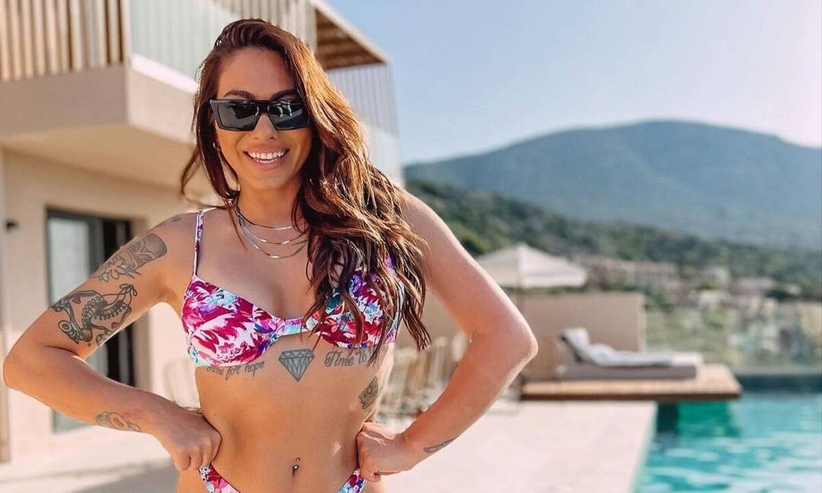 Ε.Βαλαβάνη: Ποζάρει topless και «ρίχνει» το Instagram (φωτό)