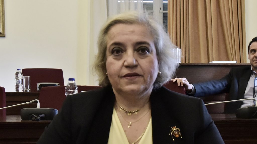 Σύνταγμα: Η νέα υφυπουργός Εξωτερικών Αλεξάνδρα Παπαδοπούλου έπαθε… «Μπάιντεν» (upd)