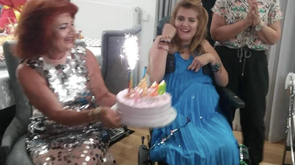 Πάρος: «Θα ελπίζω πάντα σε ακόμη ένα θαύμα» λέει η μητέρα της Μυρτούς για τα γενέθλιά της