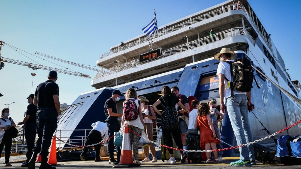 Λιμάνι του Πειραιά: Κορυφώνεται η έξοδος των ταξιδιωτών – Γεμάτα αναχωρούν τα πλοία (βίντεο)