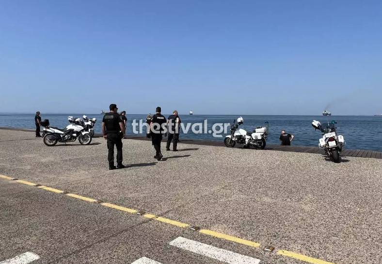 Βίντεο ντοκουμέντο: Η στιγμή που αστυνομικοί πέφτουν στον Θερμαϊκό και σώζουν άνδρα που έκανε απόπειρα αυτοκτονίας