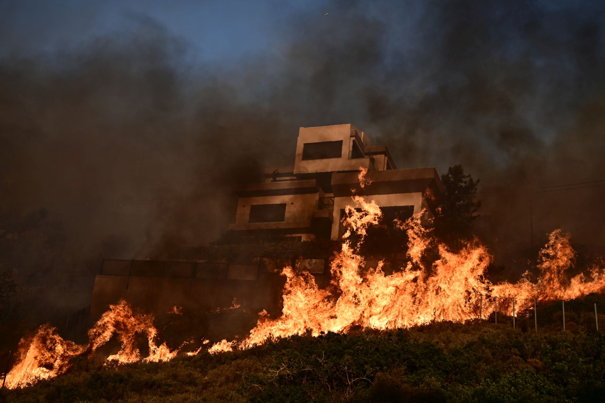 Εικόνες απόγνωσης: Δεκάδες σπίτια στις φλόγες – Ξέμειναν από νερό τα πυροσβεστικά – Σταμάτησαν τα εναέρια μέσα (upd)