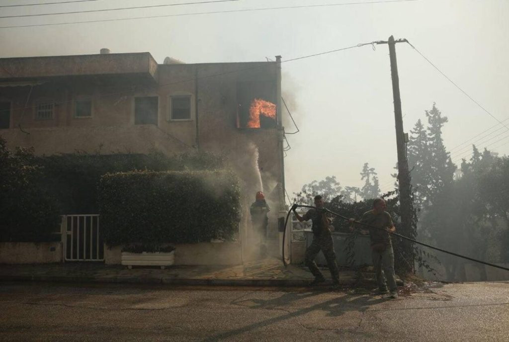 Φωτιά στον Κουβαρά: Δημοσιογράφος του OPEN παραλίγο να εγκλωβιστεί – «Φύγε από εκεί» (βίντεο)