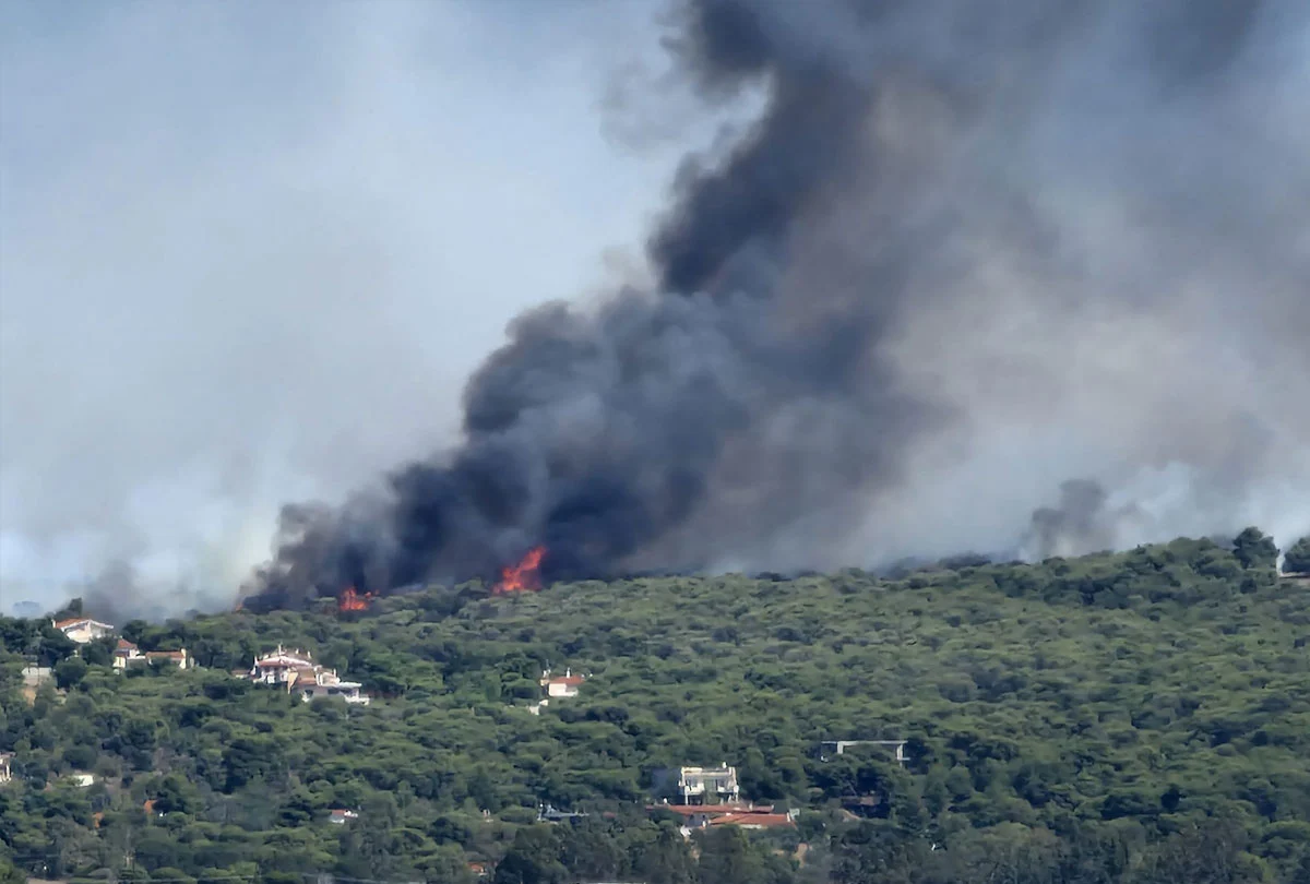 Φωτιά στο Λουτράκι: Διακόπηκαν τα δρομολόγια του Προαστιακού προς το Κιάτο