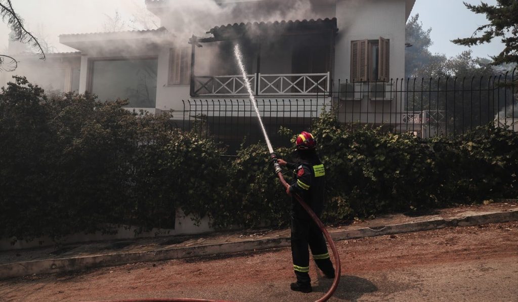 Φωτιές σε Αττική, Κορινθία και Βοιωτία – Εξασθενούν οι άνεμοι σύμφωνα με το Αστεροσκοπείο