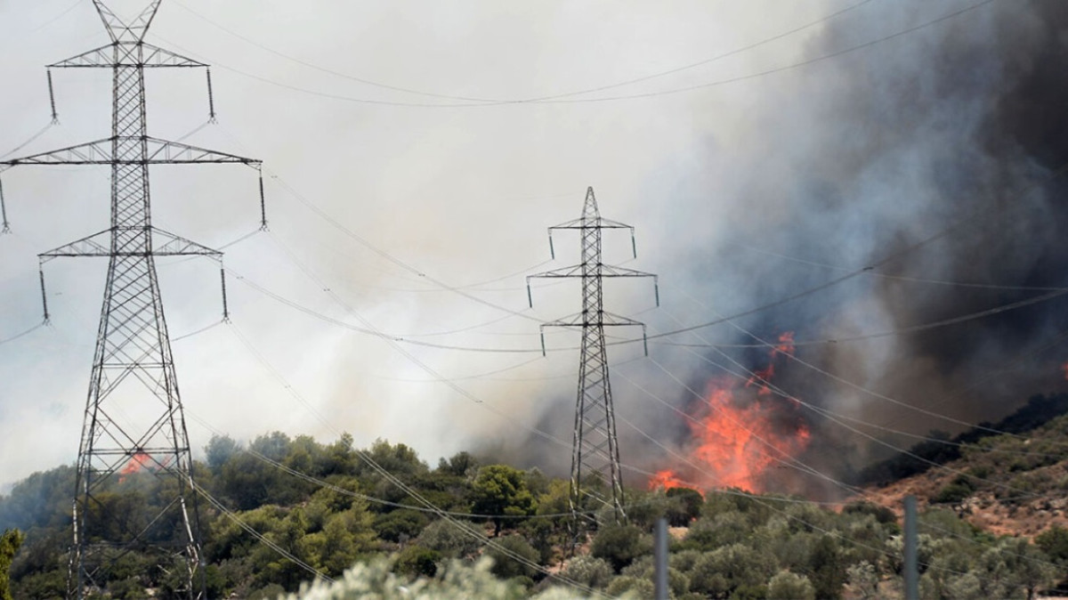 Πυρκαγιές: Διακοπές ρεύματος σε Καλύβια, Λαγονήσι και Λουτράκι