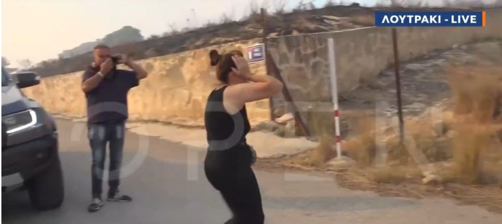 Εικόνες θλίψης: Πολίτες κλαίνε βλέποντας τους κόπους μιας ζωής να γίνονται στάχτη και αποκαΐδια