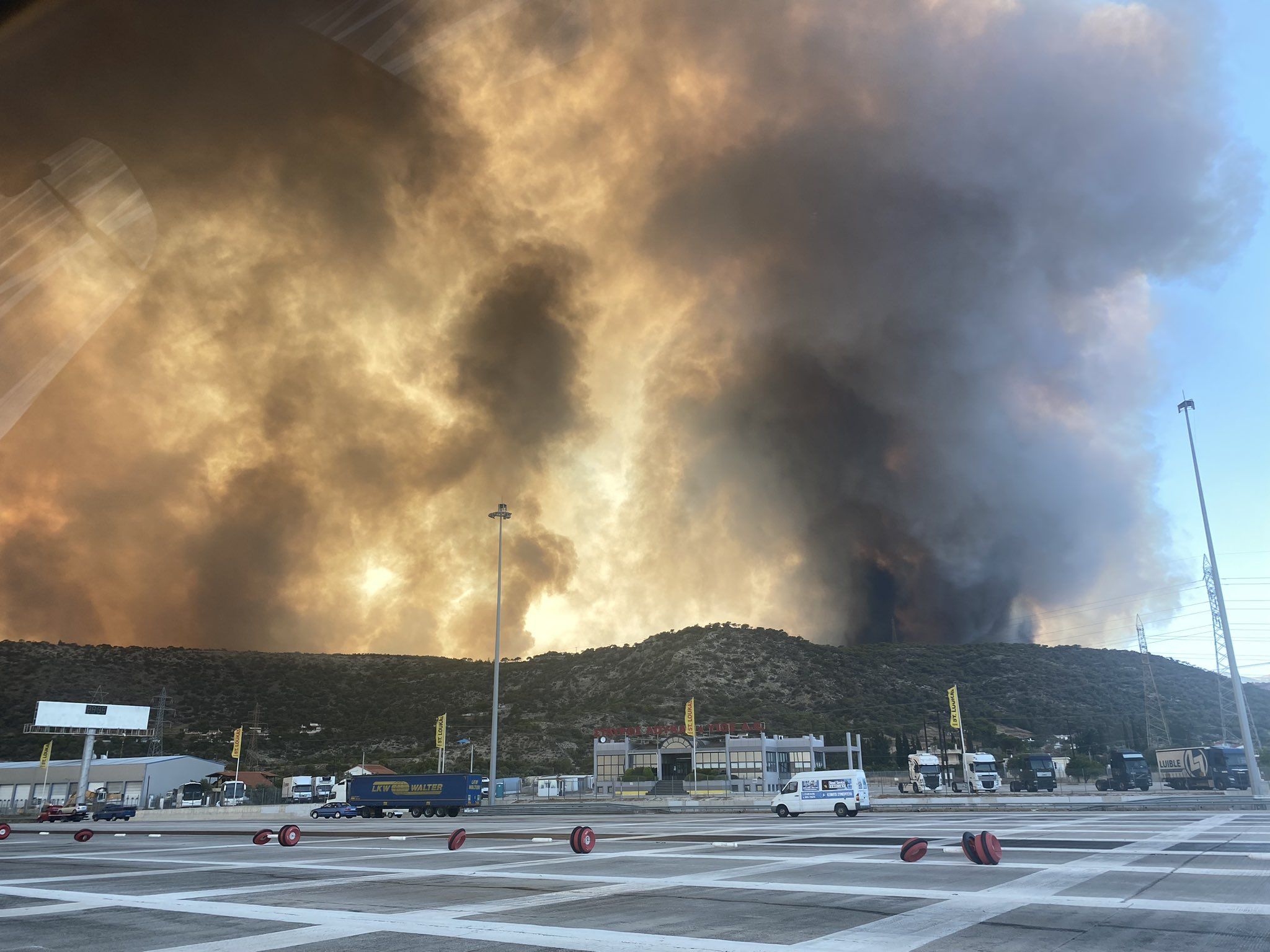 Ανεξέλεγκτη η φωτιά και στο Λουτράκι – Καίγονται σπίτια! – Νέο μήνυμα 112 για εκκενώσεις (upd)