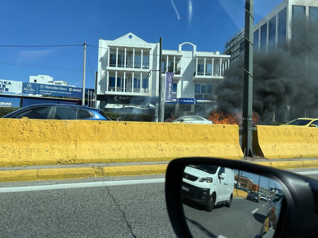 Αυτοκίνητο τυλίχθηκε στις φλόγες στη Λεωφόρο Κηφισίας (φωτό)