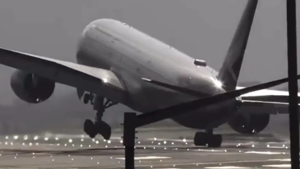 Αγγλία: Η προσγείωση αεροσκάφους στο Χίθροου εν μέσω θυελλωδών ανέμων (βίντεο)