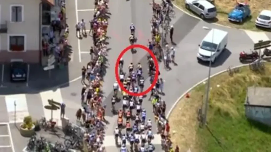 Πήγε να βγάλει selfie και προκάλεσε καραμπόλα στον ποδηλατικό γύρο της Γαλλίας (βίντεο)