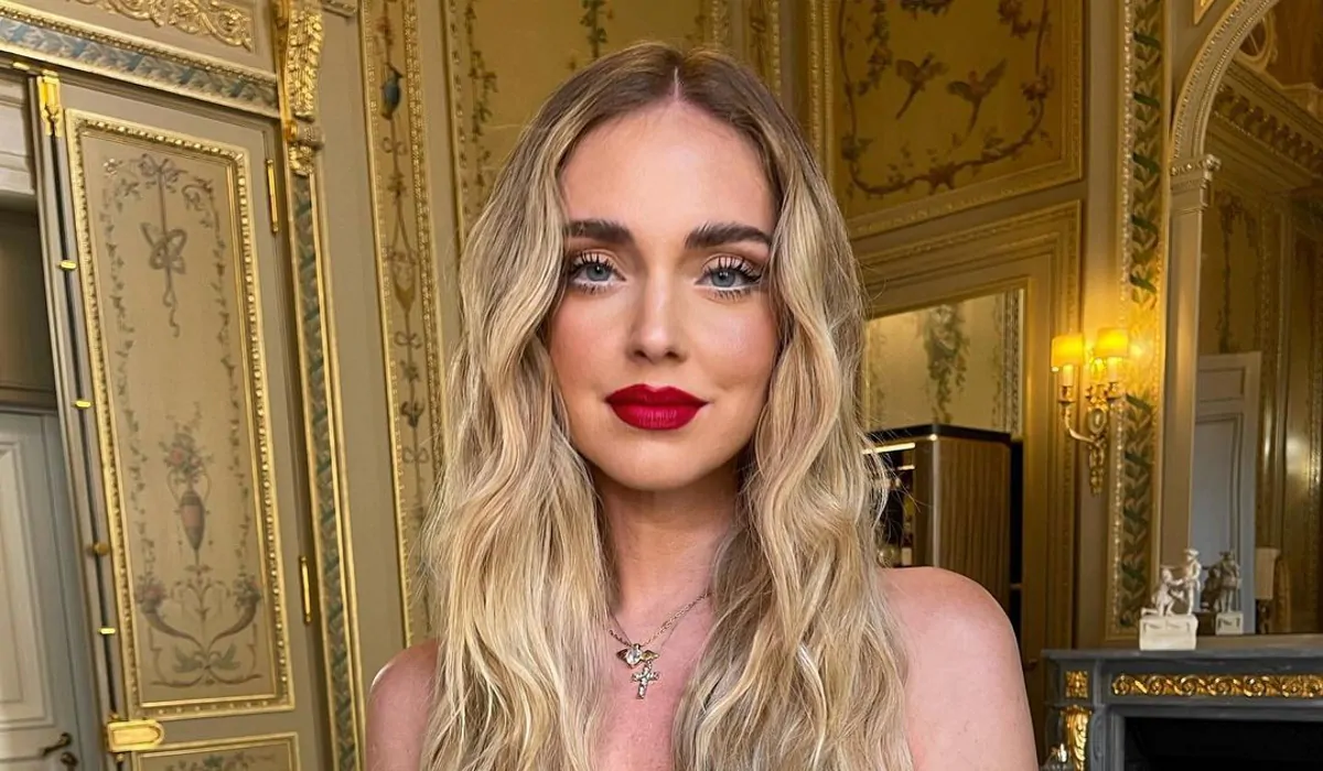 Μύκονος: Η Κιάρα Φεράνι έβαλε το «καυτό» μαγιό της και βούτηξε μαζί με τον σωματοφύλακά της (βίντεο)