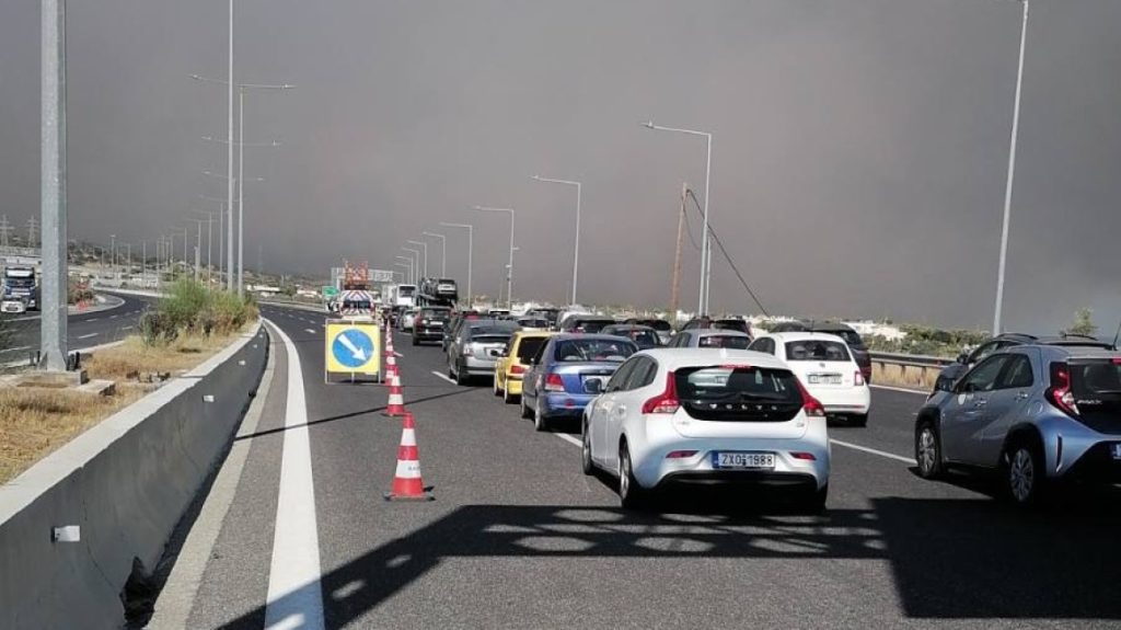 Εθνική Οδός Αθηνών-Κορίνθου: Εγκλωβίστηκαν οδηγοί εξαιτίας της φωτιάς – «Είμαστε σαν τα ποντίκια»
