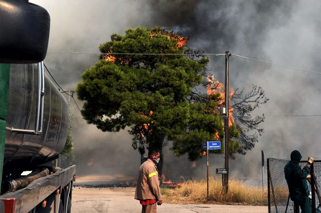 Μάχη με τις φλόγες και στα Δερβενοχώρια: Αναμένεται δύσκολη νύχτα – Πολλών χιλιομέτρων το μέτωπο
