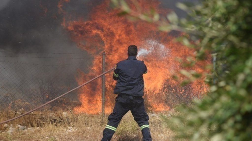 Φωτιά στο Νέο Κουβαρά: Δυσοίωνες οι προβλέψεις του meteo – Πιθανό η φωτιά να φτάσει μέχρι Καλύβια και Ανάβυσσο