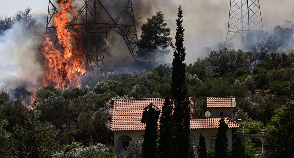 Φωτιά στον Κουβαρά: Άνοιξε η Λεωφόρος Αθηνών – Σουνίου