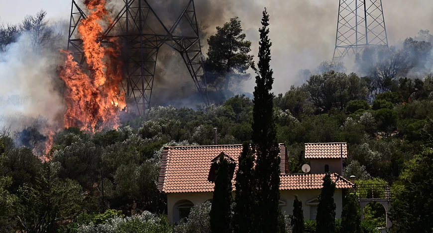 Μεγάλη φωτιά στον Κουβαρά Αττικής: «Καίγονται οικόπεδα ανάμεσα σε σπίτια» λέει ο πρόεδρος Καλυβίων