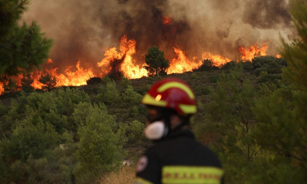 Δερβενοχώρια: Μήνυμα από το 112 για τη φωτιά σε δασική έκταση