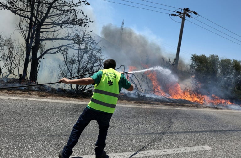 Φωτιές: Αποκαταστάθηκε η κυκλοφορία των οχημάτων στα Δερβενοχώρια και στη Λεωφόρο Μαρκοπούλου