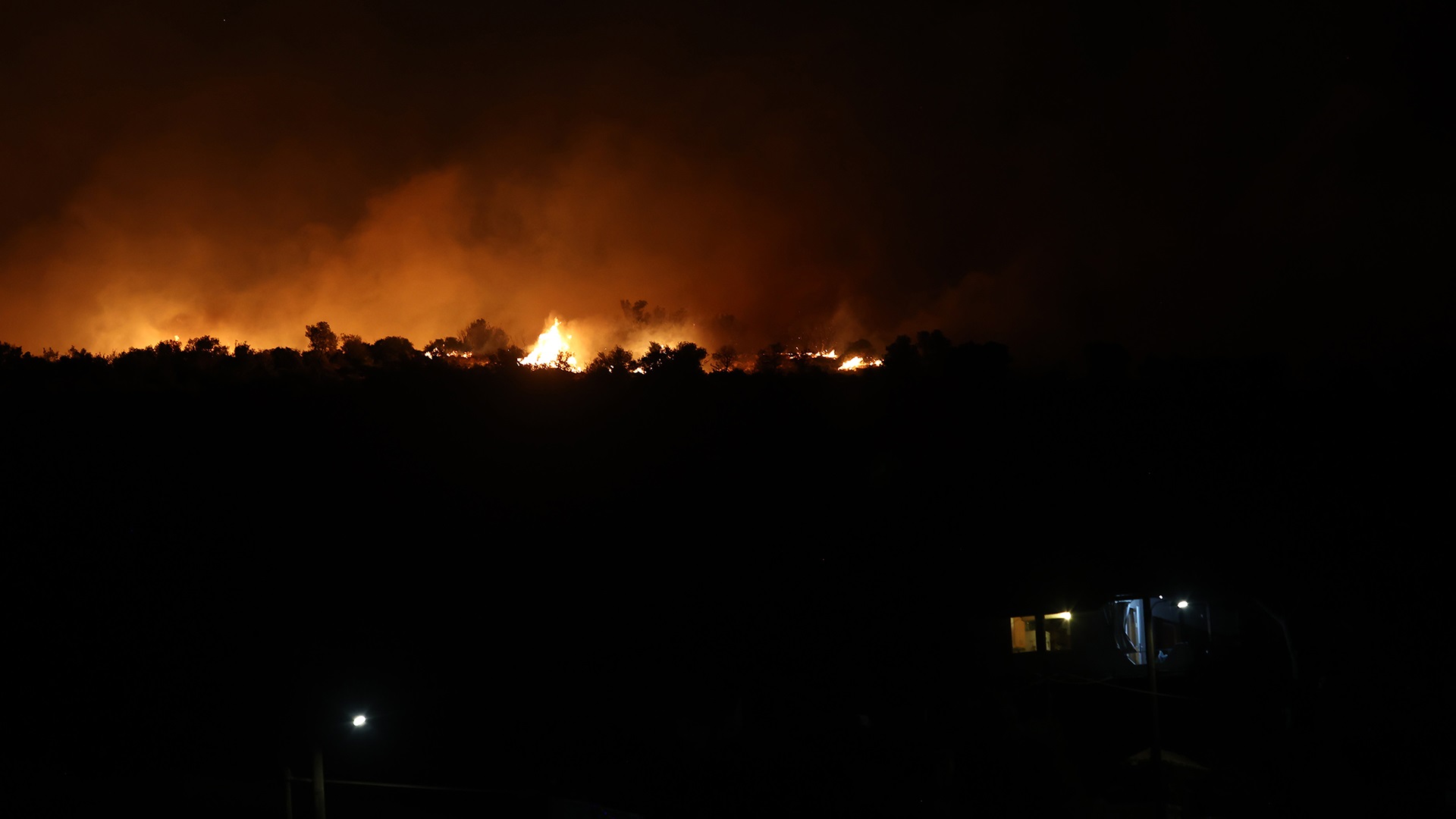 Κάτω Τιθορέα: Η φωτιά πέρασε το δρόμο και πάει προς Ελάτεια