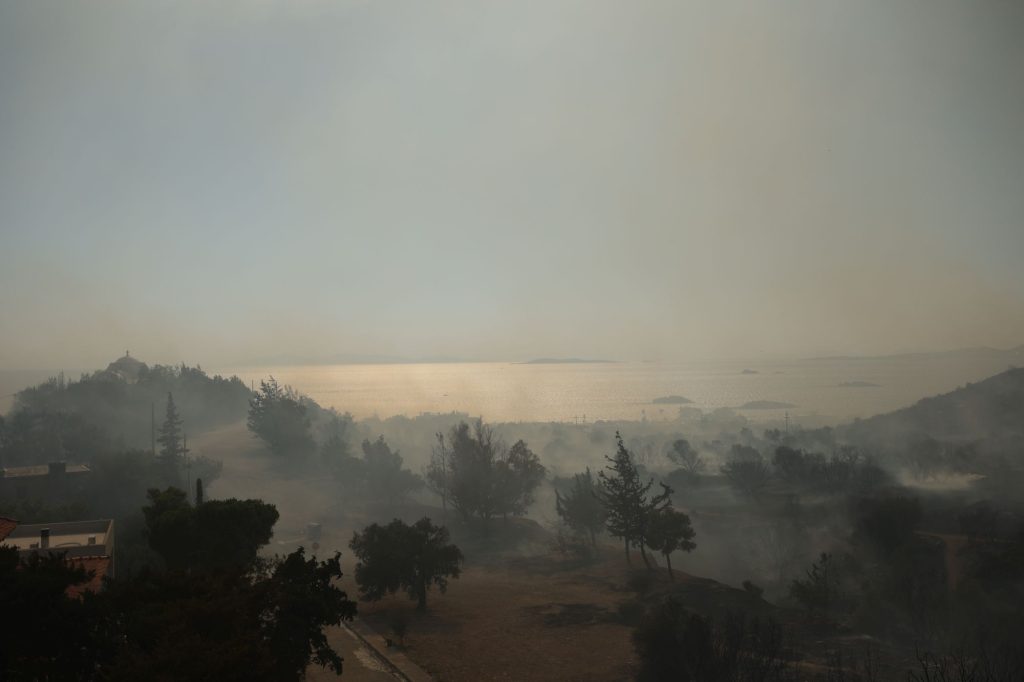 Φωτιά στον Κουβαρά: Πάνω από 200 μέτρα μεταφέρθηκε ο καπνός (φώτο)