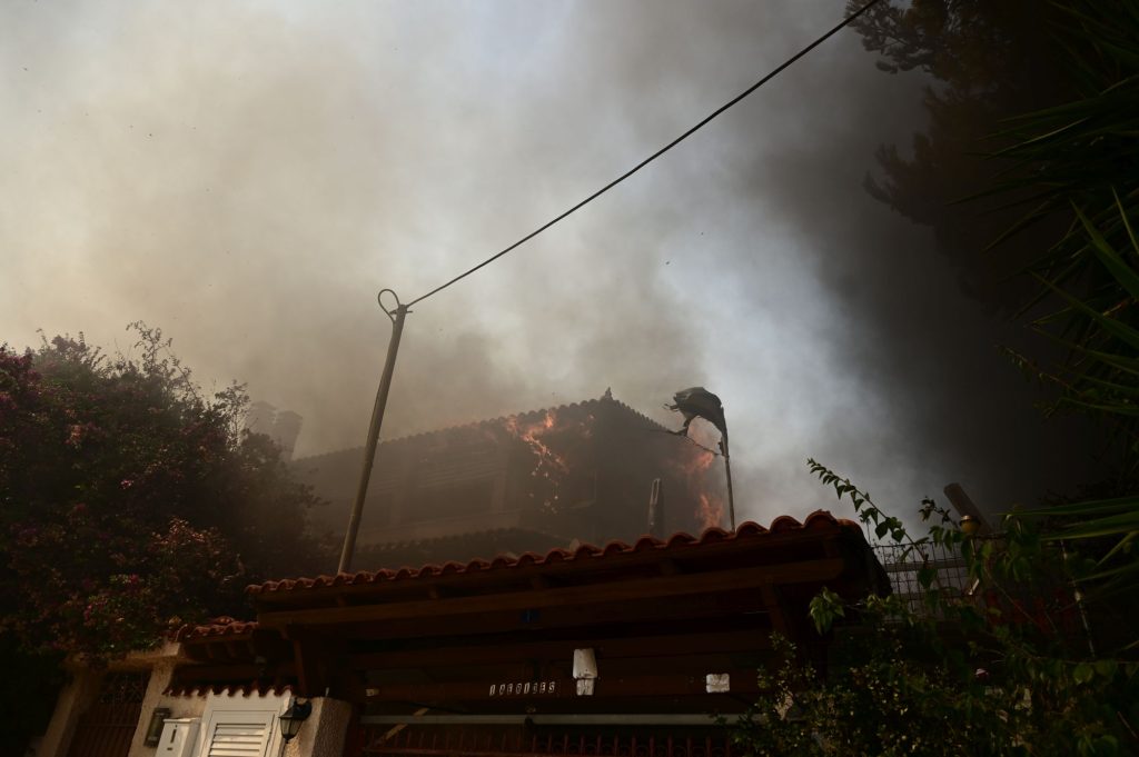 Φωτιά στον Κουβαρά: Καίγονται σπίτια και αυτοκίνητα – Νέο μήνυμα από 112 – Πληροφορίες για εγκλωβισμένους (upd 2)