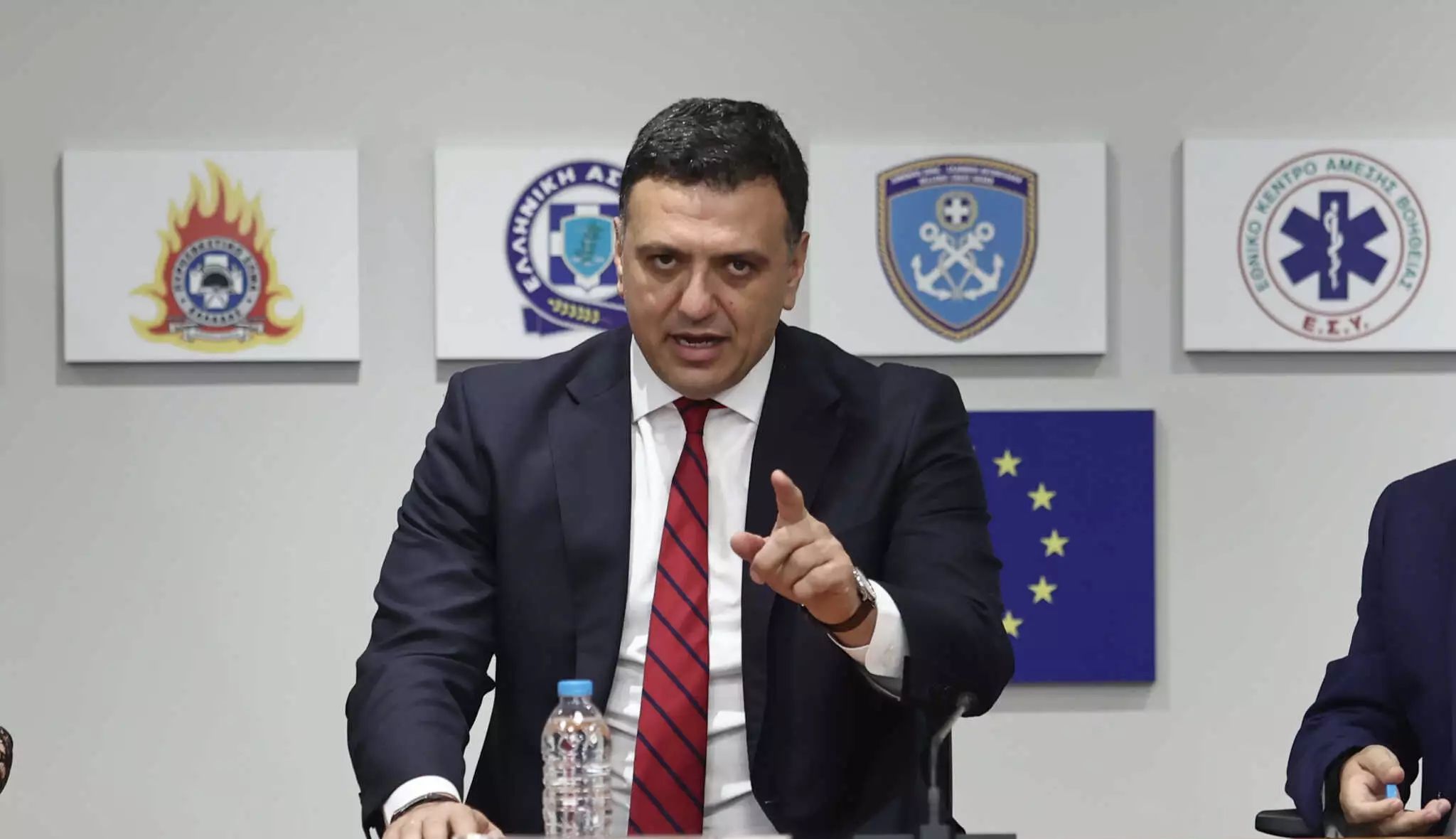 «Πάρτι» στο Twitter για τον «τιμωρό» Β.Κικίλια και τους «αλητήριους εμπρηστές»