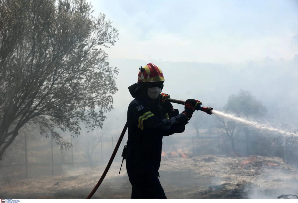 Η ενημέρωση της Πυροσβεστικής για τις φωτιές σε Δερβενοχώρια, Σαρωνίδα και Λουτράκι