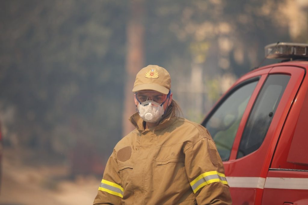 Δείτε ποιοι δρόμοι έχουν κλείσει λόγω των πυρκαγιών – Πού έχει αποκατασταθεί η κυκλοφορία