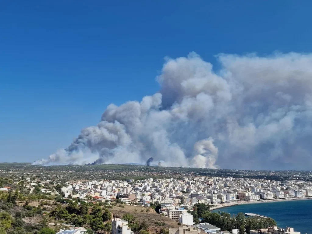 Φωτιά στο Λουτράκι: Εκκενώνονται οι οικισμοί Άγιος Χαράλαμπος και Πανόραμα