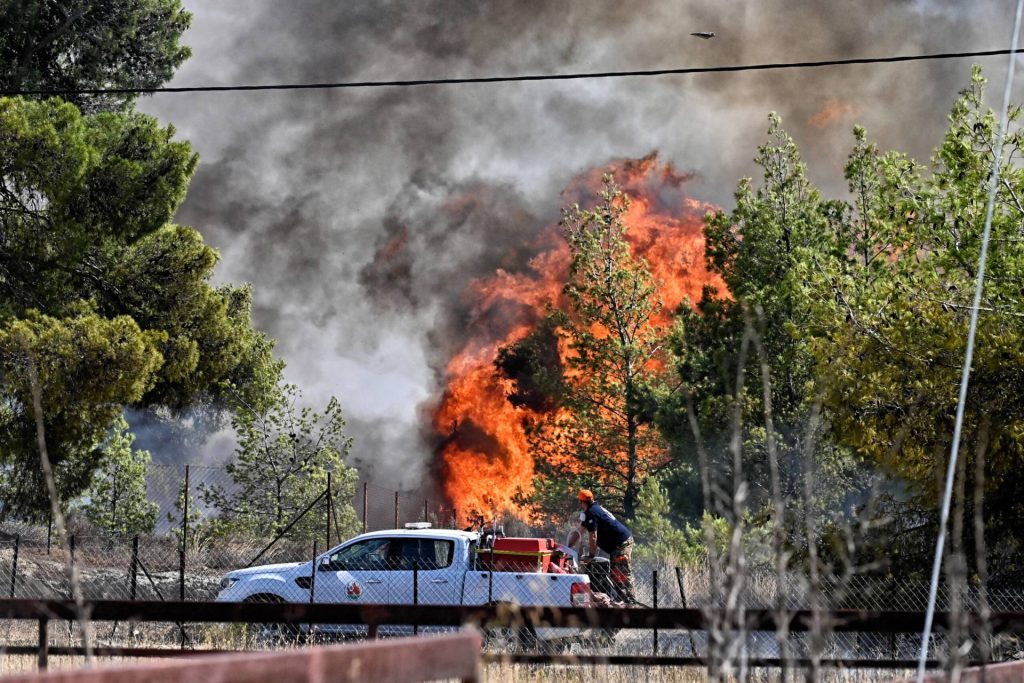 Μεγάλη αναζωπύρωση της πυρκαγιάς στο Λουτράκι – 1 χλμ. πάνω από την εθνική οδό η φωτιά