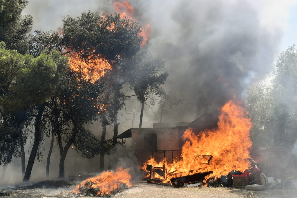 Δήμαρχος Μάνδρας-Ειδυλλίας: «Η φωτιά έρχεται με μεγάλη ταχύτητα – Ο κόσμος κατευθύνεται προς την Ελευσίνα»