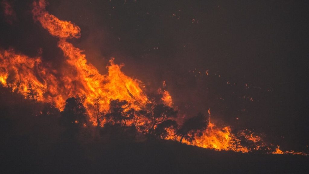 Παραμένει ανεξέλεγκτο το μέτωπο της πυρκαγιάς στα Δερβενοχώρια – «Μας ανησυχεί η κατεύθυνσή της προς Οινόη και Μαγούλα (upd)