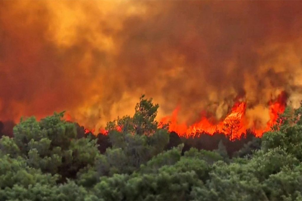 Πυροσβεστική: Αναζωπυρώσεις σε Ρόδο και Κέρκυρα με διαδοχικές εκκενώσεις οικισμών