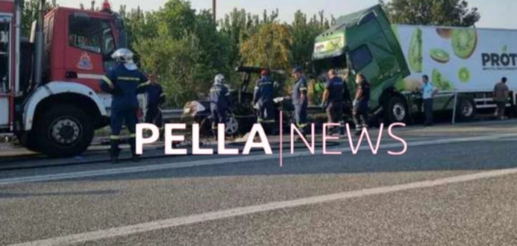 Οι πρώτες εικόνες και βίντεο από το τροχαίο με τους πέντε νεκρούς στην Έδεσσα – Αυτοκίνητο συγκρούστηκε με νταλίκα (upd)