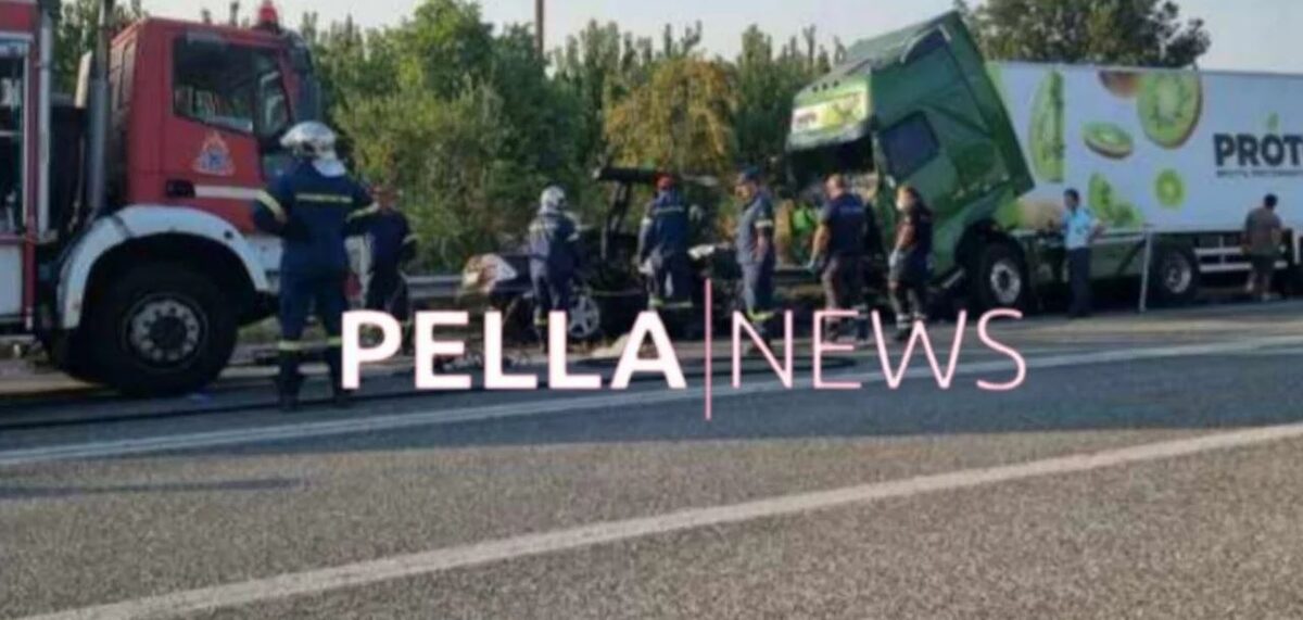 Οι πρώτες εικόνες και βίντεο από το τροχαίο με τους πέντε νεκρούς στην Έδεσσα – Αυτοκίνητο συγκρούστηκε με νταλίκα (upd)