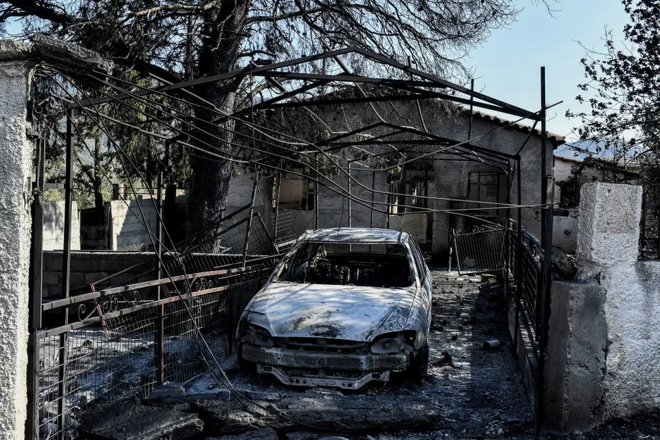 Εικόνες καταστροφής στο Λουτράκι: Καμένα σπίτια και αυτοκίνητα (φώτο)