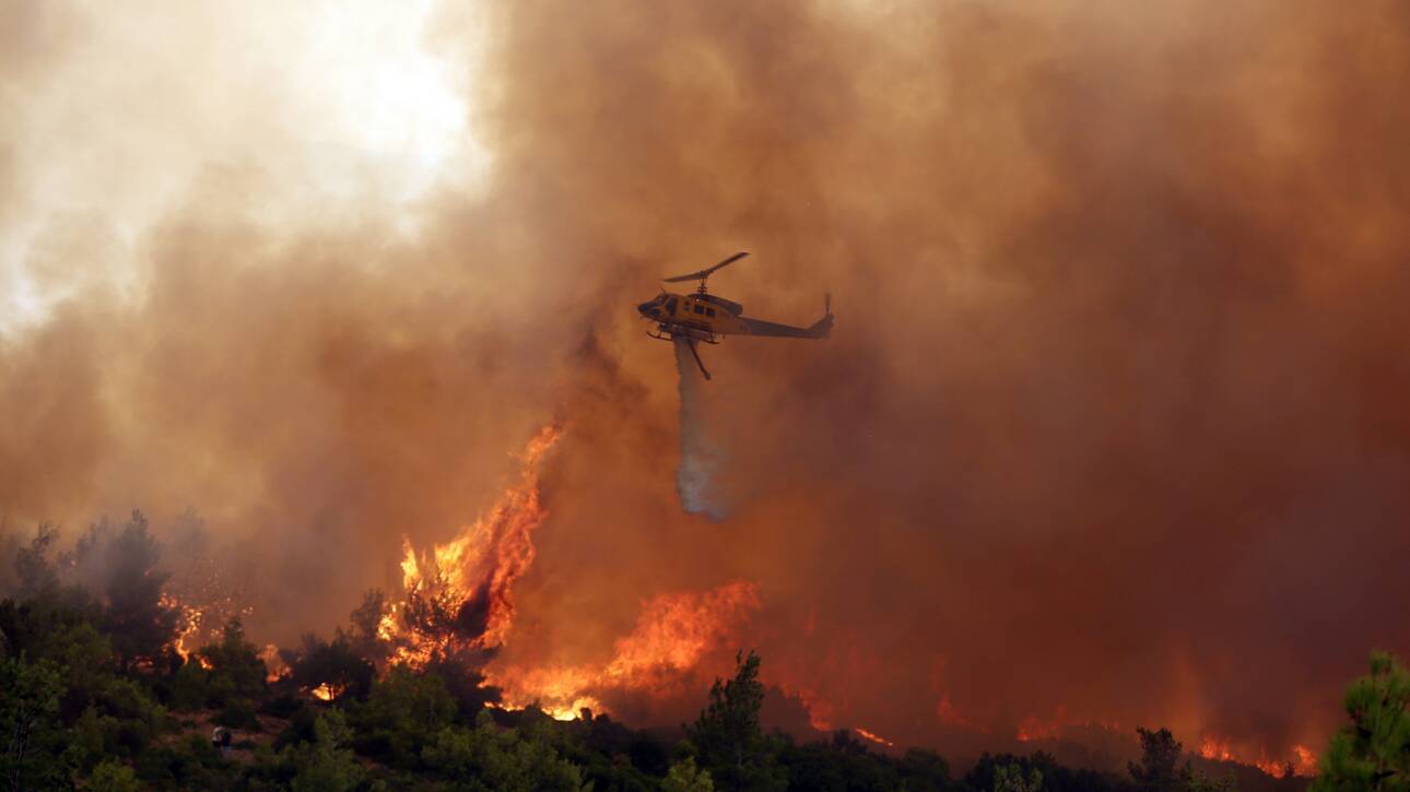 «Μαύρισε» ο ουρανός από τις πυρκαγιές – Φωτογραφία από τον Πειραιά