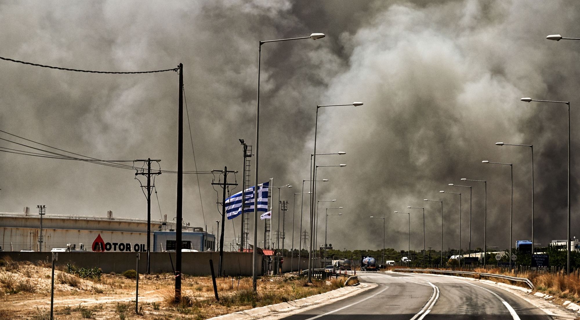 Ώρες αγωνίας: Αναζωπύρωση της φωτιάς προς τα διυλιστήρια – Σε κατάσταση έκτακτης ανάγκης ο Δήμος Λουτρακίου (upd)