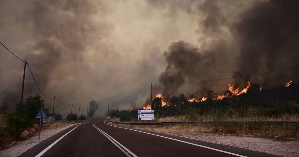 Δερβενοχώρια: Καίγεται ο οικισμός Νέα Ζωή – Κάτοικοι τρέχουν να σωθούν – Εγκλωβισμένος σε βενζινάδικο (upd)