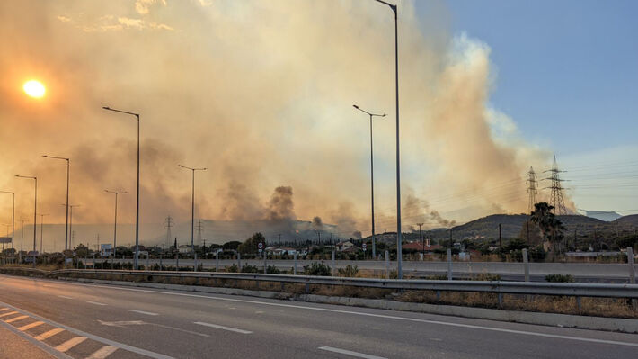 Φωτιά στο Λουτράκι: Άνοιξε η παλιά εθνική οδός Αθηνών-Κορίνθου από την Ελευσίνα μέχρι τα διόδια Κορίνθου