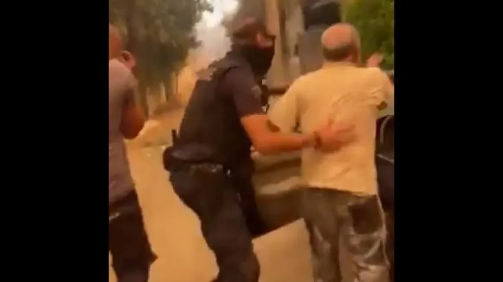 Βίντεο ντοκουμέντο: Η στιγμή που άνδρες της ΕΛ.ΑΣ. απεγκλωβίζουν κατοίκους από τα σπίτια τους στην Μάνδρα