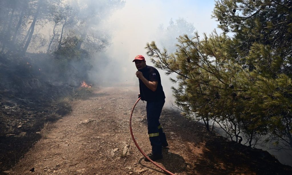 Ασταμάτητη η μάχη με τις φλόγες στην Ελλάδα: Ανακλήθηκαν όλες οι άδειες των πυροσβεστών