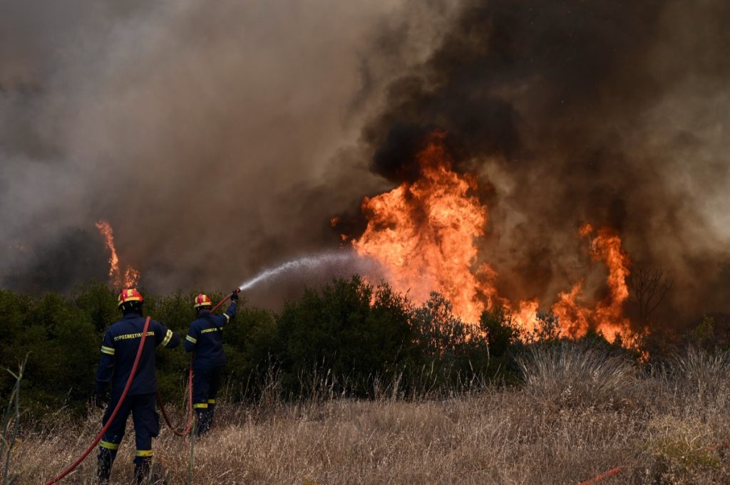Μάνδρα: Στη μάχη με τις φλόγες ρίχνονται και οι «Αίαντες» της ΕΛ.ΑΣ