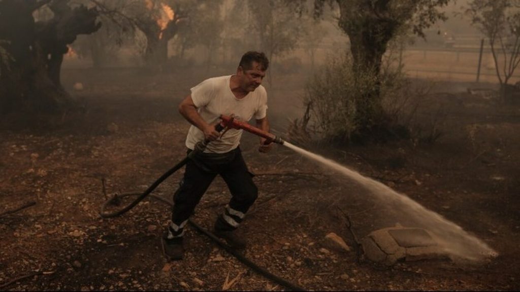 Ανεξέλεγκτη η φωτιά στη Μάνδρα: Βίντεο της ΕΛ.ΑΣ από τις επιχειρήσεις εκκένωσης – «Πάμε, θα καούμε»