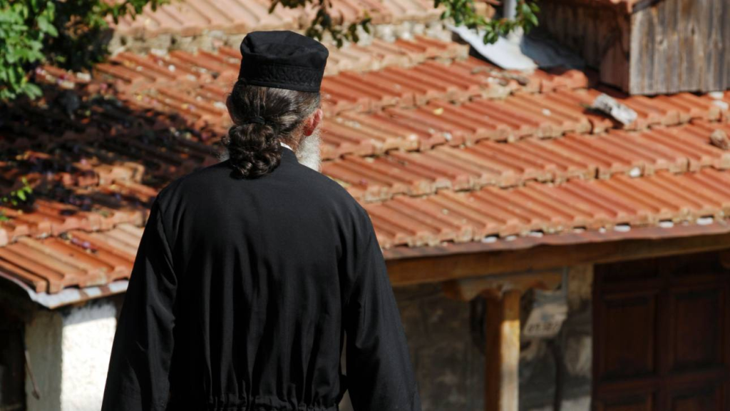 Ρόδος – Όσα ισχυρίστηκε ο ιερέας για τον 30χρονο τουρίστα: «Του έβαλα λαδάκι στα εκζέματα»