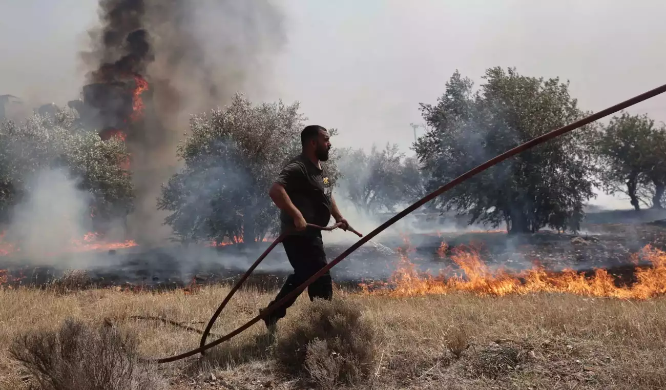 Ανεξέλεγκτο το πύρινο μέτωπο στα Δερβενοχώρια – Πού έχει διακοπεί η κυκλοφορία